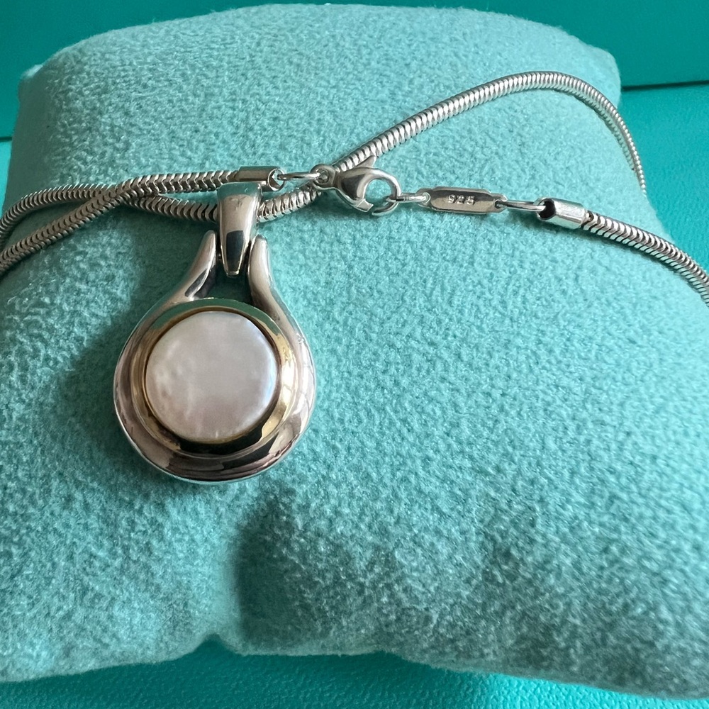 🌸🌸 Authentic Tiffany & Co. RARE Mother of Pearl Round Necklace - Picture 8 of 14